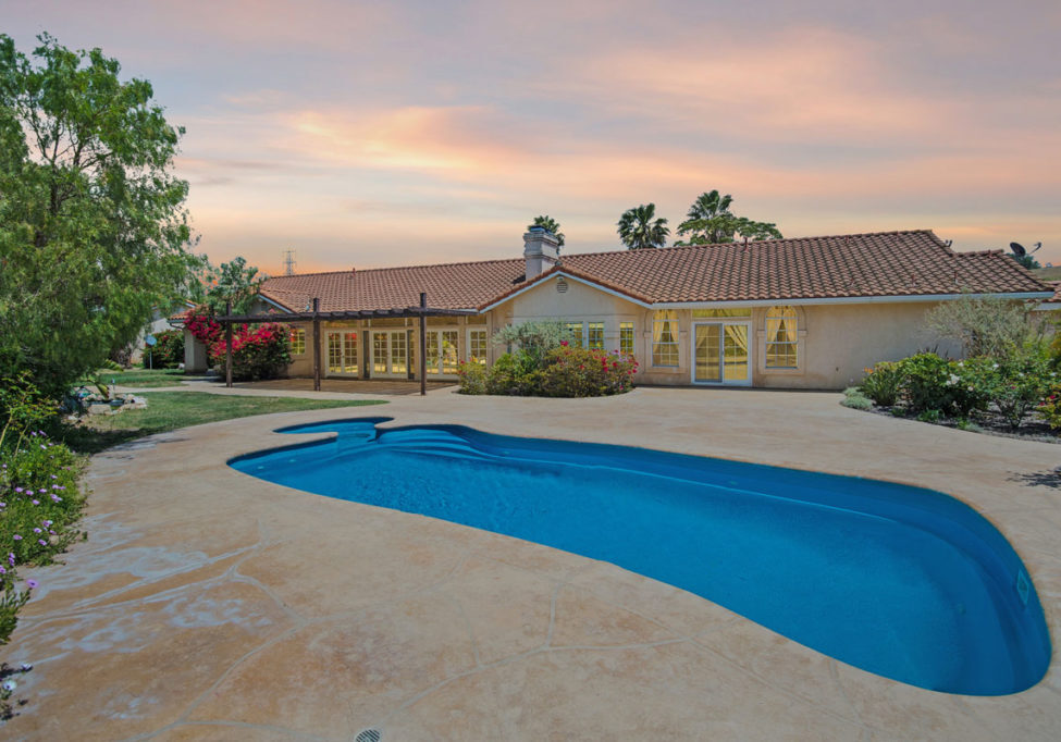 10817-alysheba-drive-moorpark-backyard-twilight