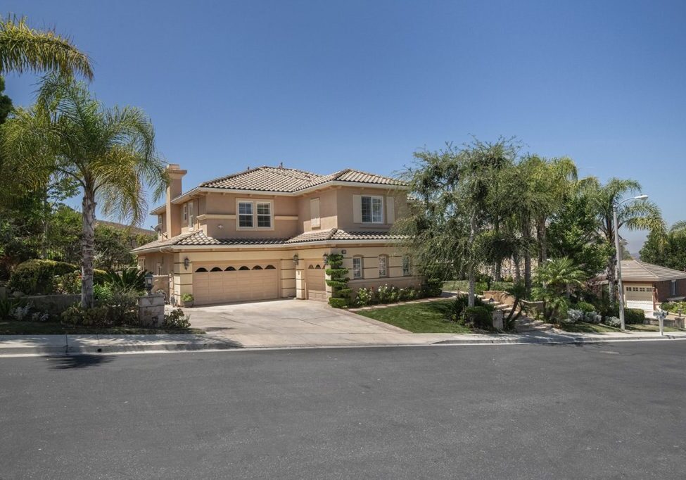 2552-featherwood-st-frontyard-1