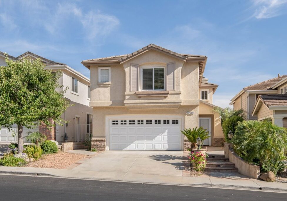 3042-hollycrest-ave-frontyard-1